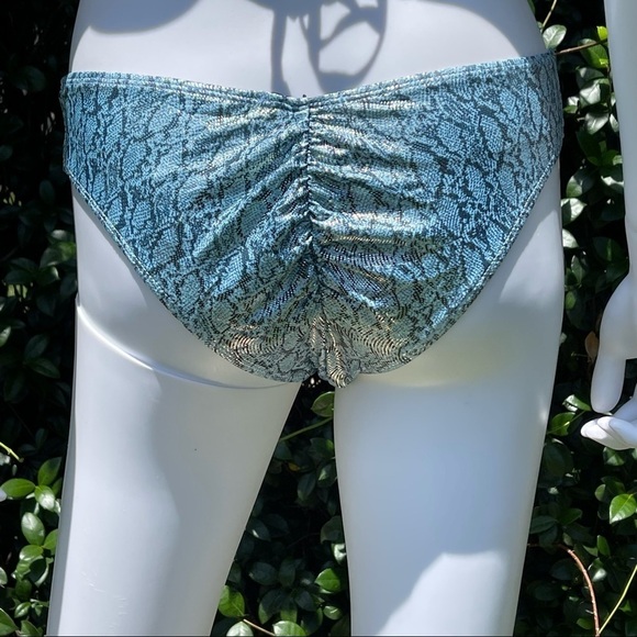 💋NWT CLUB Exx Dolls Kill Hypnotic Hype Blue Foiled Ruched Shorts and Top 2 Pc - Picture 6 of 14
